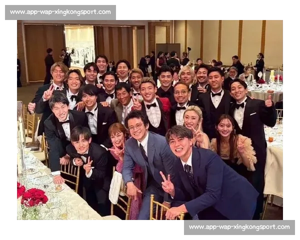 堂安律与明松美玖大婚！美妆博主新娘惊艳全场，小栗旬携日本国脚齐聚祝福