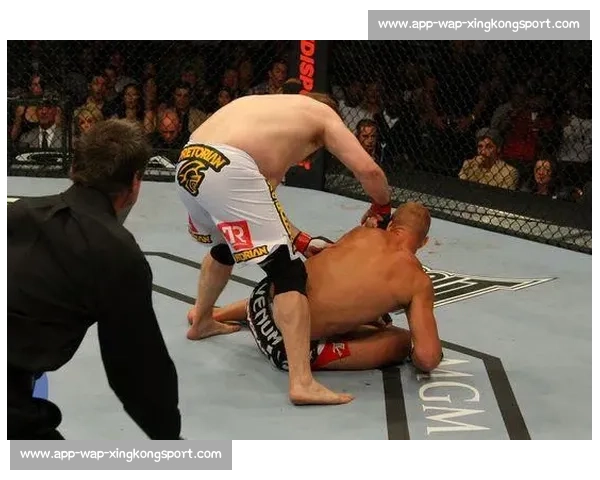 机械战警左平勾暴力催眠赫尔曼森！UFC 317 副赛上演教科书级终结